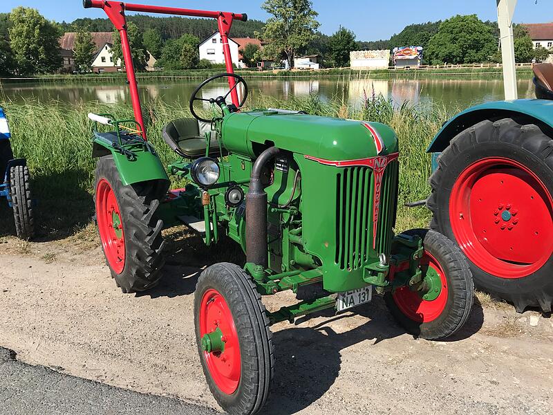1000 Jahre Ailsbach: Die Oldtimer gl&auml;nzten und tuckerten um die Wette