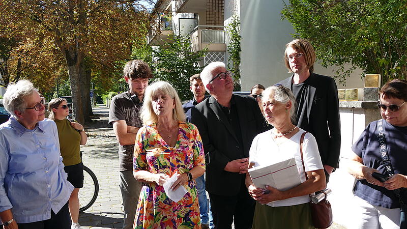An der Gedenkstunde in der Ottostra&szlig;e 7 nahmen teil: (von links nach rechts) Mechthildis Bocksch, Vivian Oscher, Wolfgang Metzner, Hilary Pauson und Andreas Ullmann. Fotos: Marion Kr&uuml;ger-Hundrup