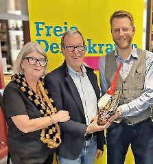 Gl&uuml;ckw&uuml;nsche f&uuml;r den B&uuml;rgermeisterkandidaten Michael Dassler (Mitte).