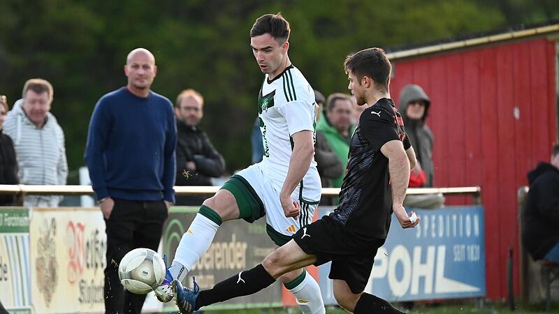 Yaroslav Vlasenko von der DJK Ammerthal (gr&uuml;n-wei&szlig;) im Zweikampf mit Hector Barazal, SV Buckenhofen.Forchheim & Fr&auml;nkische Schweiz