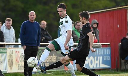 Yaroslav Vlasenko von der DJK Ammerthal (gr&uuml;n-wei&szlig;) im Zweikampf mit Hector Barazal, SV Buckenhofen.Forchheim & Fr&auml;nkische Schweiz