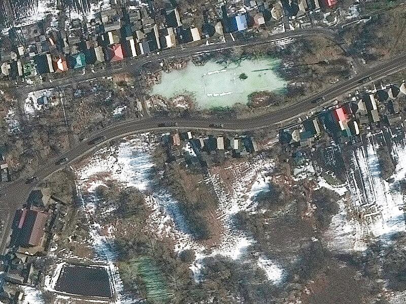 Dieses von Maxar Technologies zur Verfügung gestellte Satellitenbild vom Mittwoch, 23. Februar 2022, zeigt einen Teil eines Militärkonvois, der sich in und um Golovchino, Russland, nach Süden bewegt.