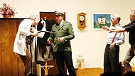 Selbst mit einem Staubsauger bedroht (links Volker Kirschenlohr), schafft die Stanicher Polizei (Martin Horn) am Ende Ordnung im Nudelbaum&lsquo;schen Irrenhaus.