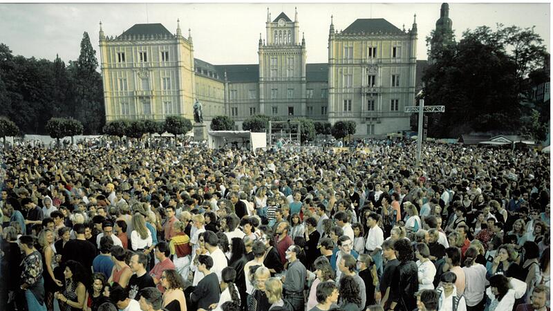 Am 27. Juni 1992 wurde der Schlossplatz in Coburg erstmals f&uuml;r ein Open Air genutzt &ndash; f&uuml;r die &bdquo;Rocky Horror Show&ldquo; in einer Produktion des Landestheaters Coburg.