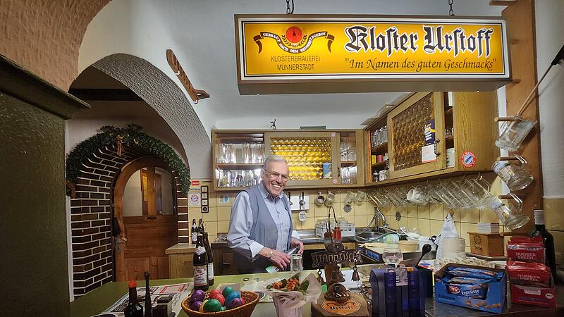 Hubert Mangold hinterm Tresen seiner Gastst&auml;tte. Der Aufkleber beweist es: Er ist nicht nur FC Bayern-Fan, er ist auch Mitglied.