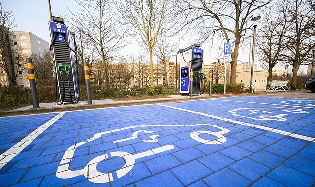 Mit einer Kaufprämie will die Regierung den Absatz von E-Autos wieder ankurbeln.