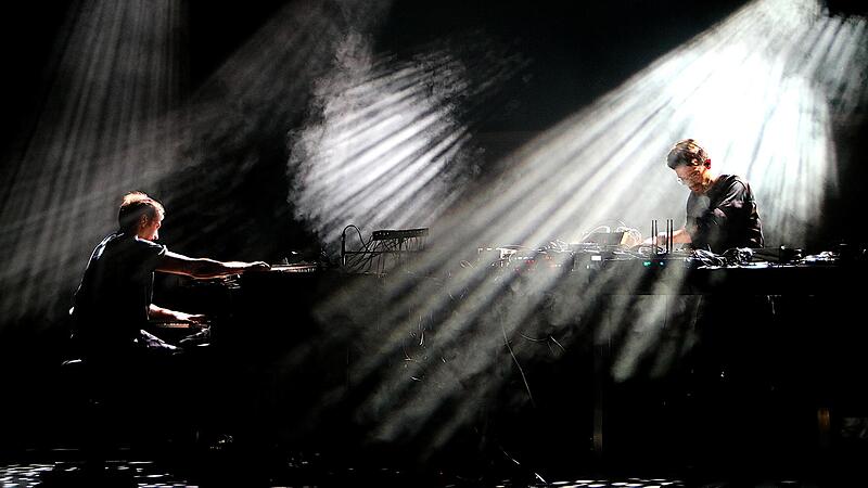 Wundersames spielte sich bei dem Wandelkonzert des deutsch-schweizerischen Duos Grandbrothers im Kurtheater ab. Der allgemein akzeptierte Begriff der klassischen Musik wurde ziemlich weit ausgedehnt, und das im bestm&ouml;glich positiven Sinne.