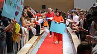 F&uuml;r Silvia Staudigel und Michael Ulbrich (Mitte) hatten die Sch&uuml;ler der H&ouml;chstadter Spix-Mittelschule in der Sporthalle den roten Teppich ausgerollt.