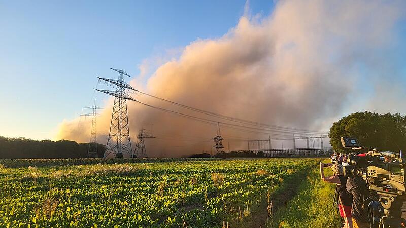 Das AKW in Grafenrheinfeld ist Geschichte. Die Kühltürme fallen um kurz vor 20 Uhr.