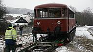 Sanft wird der Schienenbus vom Tieflader auf die von der Sinntalbahn verbliebenen Gleise gelassen. Er soll die frühere Nutzung zeigen und den Radweg aufwerten. Foto: Steffen Standke Sanft wird der Schienenbus vom Tieflader auf die von der Sinntalbahn verbliebenen Gleise gelassen. Er soll die frühere Nutzung zeigen und den Radweg aufwerten. Foto: Steffen Standke