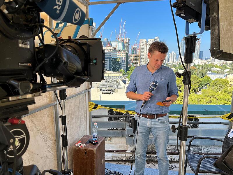 Vor der imposanten Kulisse von Tel Aviv bereitet sich Christian Limpert auf die nächste Live-Schalte ins deutsche Fernsehen vor. Vor der imposanten Kulisse von Tel Aviv bereitet sich Christian Limpert auf die nächste Live-Schalte ins deutsche Fernsehen vor.