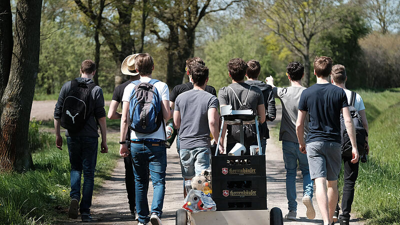 Junge Männer ziehen mit ihrem  Bollerwagen umher: Derartige Ausflüge sind wegen der Pandemie aktuell stark reglementiert.