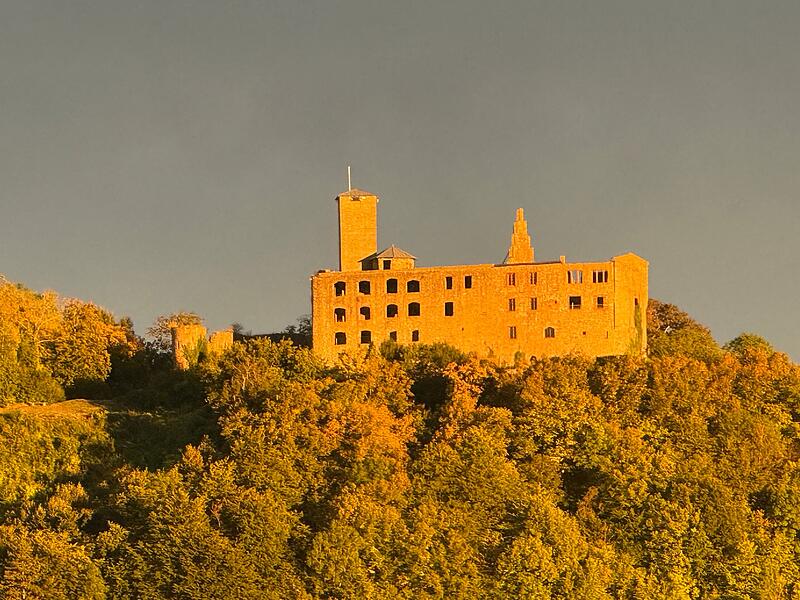 Helmut Neugebauer aus Elfershausen hat von seiner Wohnung immer einen tollen Blick auf die Trimburg. Selten aber lässt die untergehende Sonne und die hinter der Trimburg liegenden dunklen Wolken sie in so einem mystischen Licht erscheinen, wie er es für uns festgehalten halt.