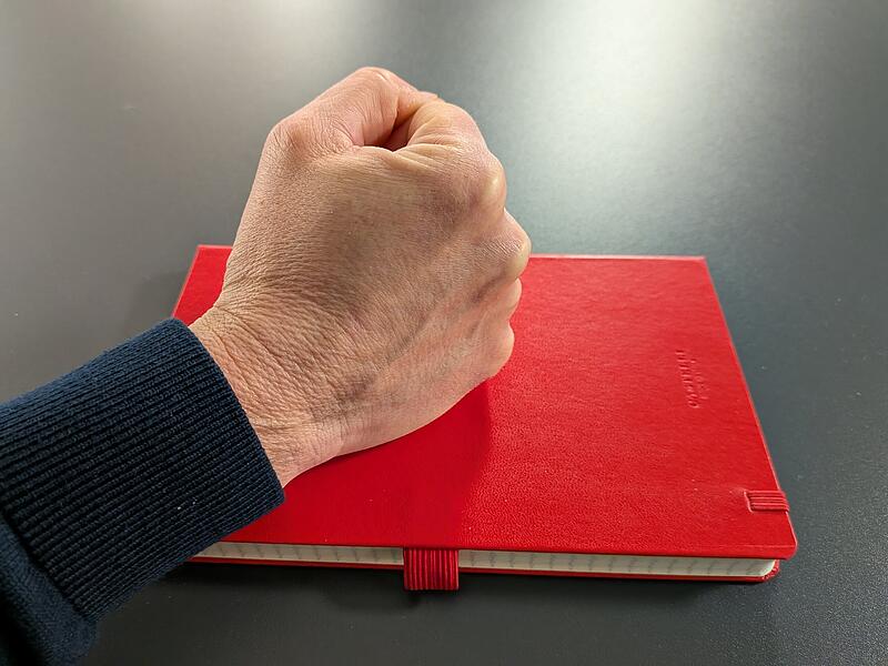 Faust schl&auml;gt auf Tisch