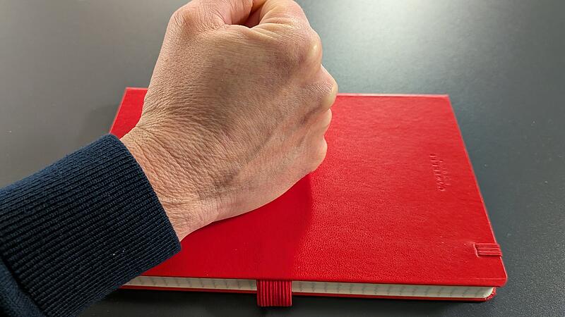 Faust schl&auml;gt auf Tisch