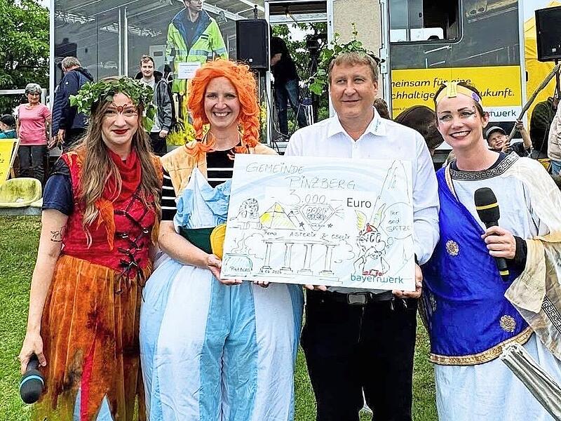 Bürgermeisterin Elisabeth Simmerlein als Obelix (2. v. l.) freut sich über 3000 Euro, überreicht von Stephanie Treske-Nagel (TV Oberfranken), Kommunalmanager Ralf Schwarz (Bayernwerk Netz GmbH) und Chefmoderatorin Dany Füg. Bürgermeisterin Elisabeth Simmerlein als Obelix (2. v. l.) freut sich über 3000 Euro, überreicht von Stephanie Treske-Nagel (TV Oberfranken), Kommunalmanager Ralf Schwarz (Bayernwerk Netz GmbH) und Chefmoderatorin Dany Füg.