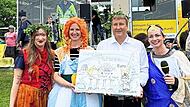 B&uuml;rgermeisterin Elisabeth Simmerlein als Obelix (2.&nbsp;v.&nbsp;l.) freut sich &uuml;ber 3000 Euro, &uuml;berreicht von Stephanie Treske-Nagel (TV Oberfranken), Kommunalmanager Ralf Schwarz (Bayernwerk Netz GmbH) und Chefmoderatorin Dany F&uuml;g.