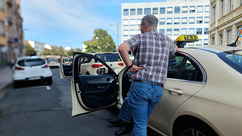 Unter anderem an der Promenade am Zob warten Taxis in der Bamberger Innenstadt auf Fahrg&auml;ste.