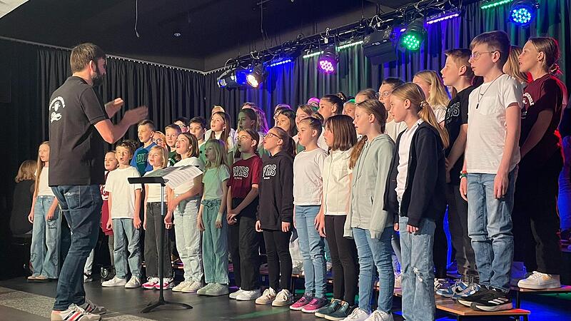 An der Schule gibt es in der 5. und 6. Jahrgangsstufe Chorklassen; hier bei deren Auftritt mit Musiklehrer Sebastian Franz.