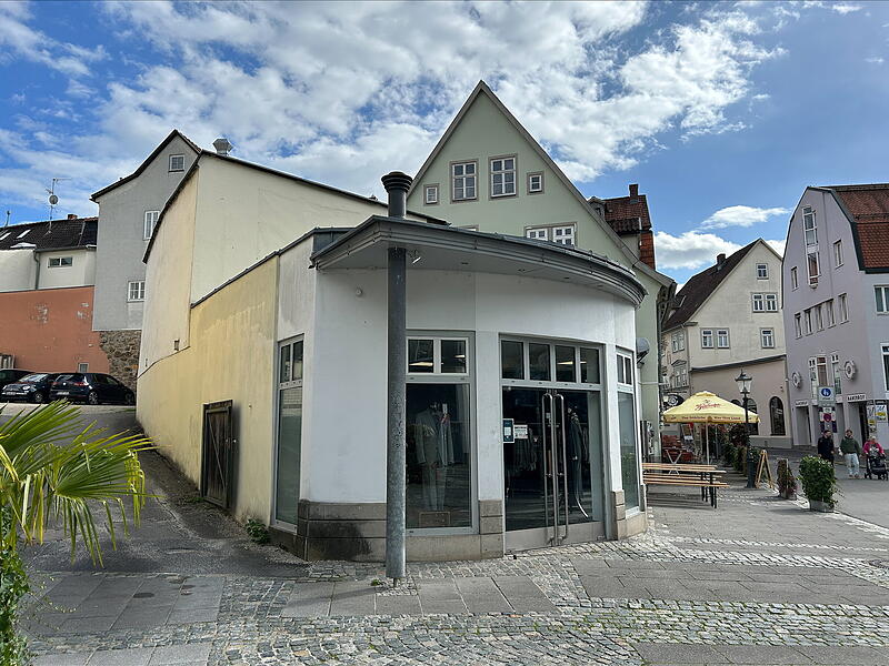 Im Ladenlokal an der Ecke Lohgraben/Badergasse befand sich lange Zeit das Lederwarengesch&auml;ft Schirdewahn. Ende 2022 er&ouml;ffnete dort der Herrenausstatter &bdquo;Krawatte & Fliege&ldquo;.