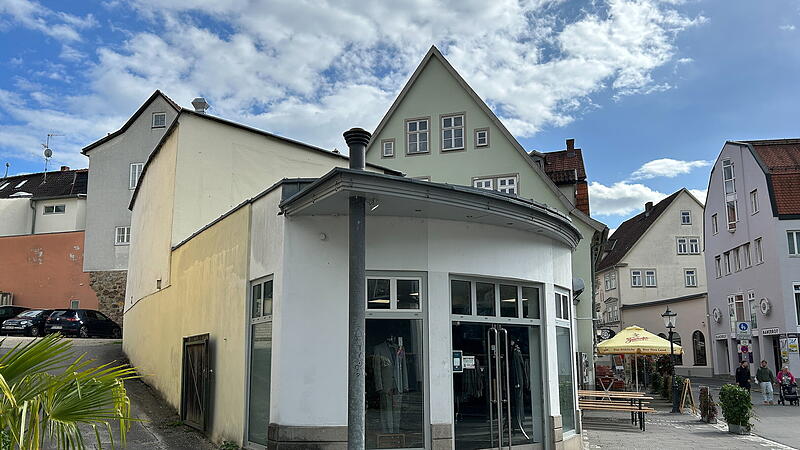 Ladenlokal in Coburg Im Ladenlokal an der Ecke Lohgraben/Badergasse befand sich lange Zeit das Lederwarengeschäft Schirdewahn. Ende 2022 eröffnete dort der Herrenausstatter „Krawatte & Fliege“.