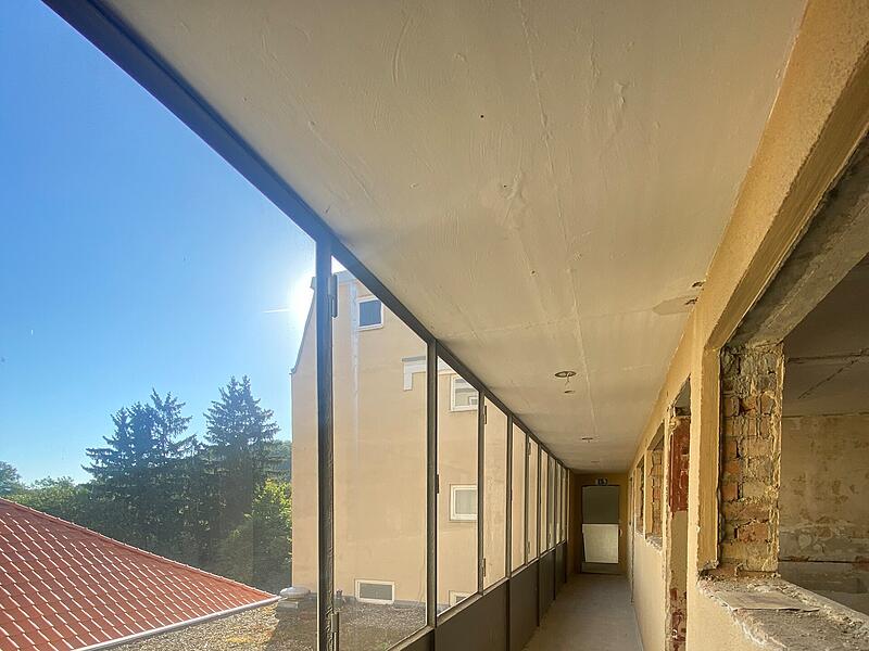 Blick in das alte Wohnbau-Geb&auml;ude