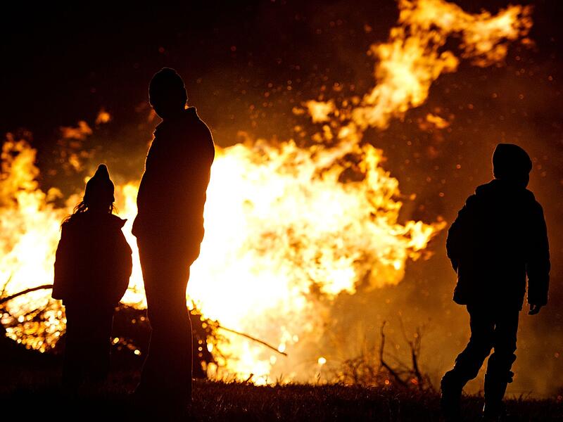 Osterfeuer sind ein beliebter Brauch, aber k&ouml;nnen auch zur Todesfalle f&uuml;r Wildtiere werden. Eine Expertin erkl&auml;rt, wie man das vermeiden kann. (Symbolbild).