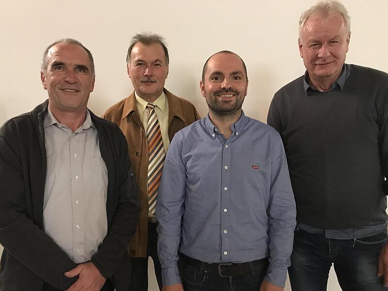 Der Vorstand des Passionsspielvereins Sömmersdorf, (von links) Dieter Mergenthal, Johannes Gessner und Norbert Mergenthal mit Ehrenvorsitzendem Robert König (hinten), weist die Kritik der Anwohner zurück. Der Vorstand des Passionsspielvereins Sömmersdorf, (von links) Dieter Mergenthal, Johannes Gessner und Norbert Mergenthal mit Ehrenvorsitzendem Robert König (hinten), weist die Kritik der Anwohner zurück.