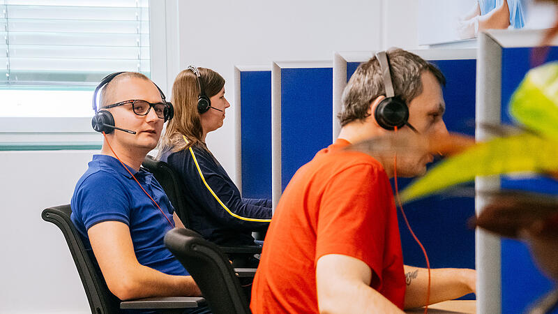 Arbeiten bei SPS Germany in Bamberg: Marcel Pochwalski und Jonathan Franzel k&uuml;mmern sich t&auml;glich im Kundenservice f&uuml;r eine f&uuml;hrende Depotbank um Anfragen rund um Depots wie Stammdatenanpassungen und Depoter&ouml;ffnungen.