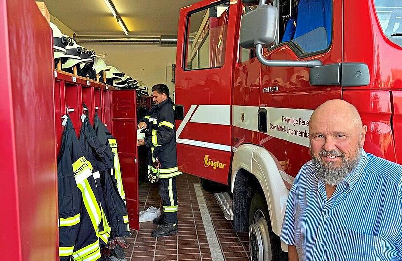 Christian Dorweiler zeigt, wie eng es zugeht in der Fahrzeughalle in Untermembach. Dritter Bürgermeister Thomas Külle (rechts) kennt als Feuerwehrmann die Situation. Christian Dorweiler zeigt, wie eng es zugeht in der Fahrzeughalle in Untermembach. Dritter Bürgermeister Thomas Külle (rechts) kennt als Feuerwehrmann die Situation.
