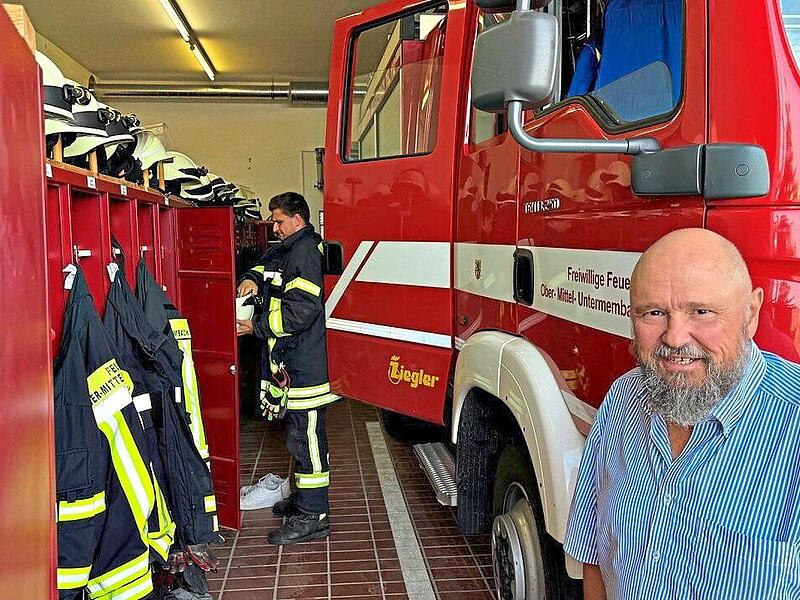 Christian Dorweiler zeigt, wie eng es zugeht in der Fahrzeughalle in Untermembach. Dritter Bürgermeister Thomas Külle (rechts) kennt als Feuerwehrmann die Situation. Christian Dorweiler zeigt, wie eng es zugeht in der Fahrzeughalle in Untermembach. Dritter Bürgermeister Thomas Külle (rechts) kennt als Feuerwehrmann die Situation.