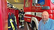 Christian Dorweiler zeigt, wie eng es zugeht in der Fahrzeughalle in Untermembach. Dritter Bürgermeister Thomas Külle (rechts) kennt als Feuerwehrmann die Situation. Christian Dorweiler zeigt, wie eng es zugeht in der Fahrzeughalle in Untermembach. Dritter Bürgermeister Thomas Külle (rechts) kennt als Feuerwehrmann die Situation.