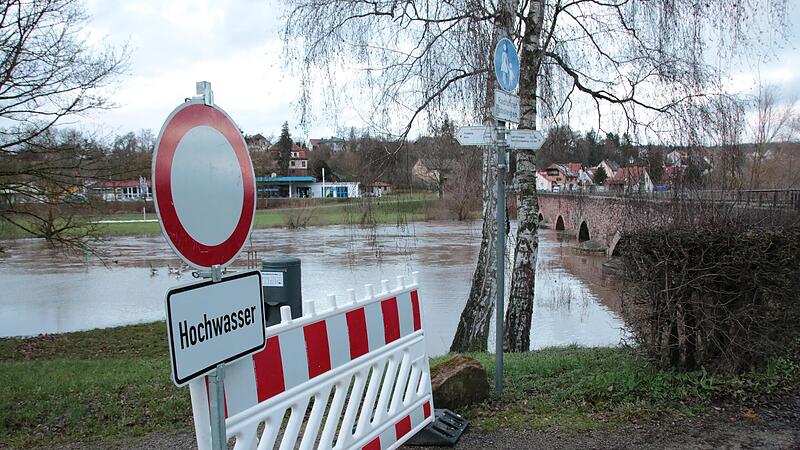 Einzelne Fu&szlig;wege, wie hier an der alten Saalebr&uuml;cke in Euerdorf, sind &uuml;berflutet und deshalb gesperrt, mit gr&ouml;&szlig;eren Sch&auml;den rechnen Experten entlang der Saale im Landkreis Bad Kissingen allerdings nicht.