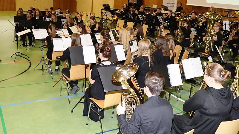 Eine klasse Leistung hat unter anderem das Schülerorchester geboten.