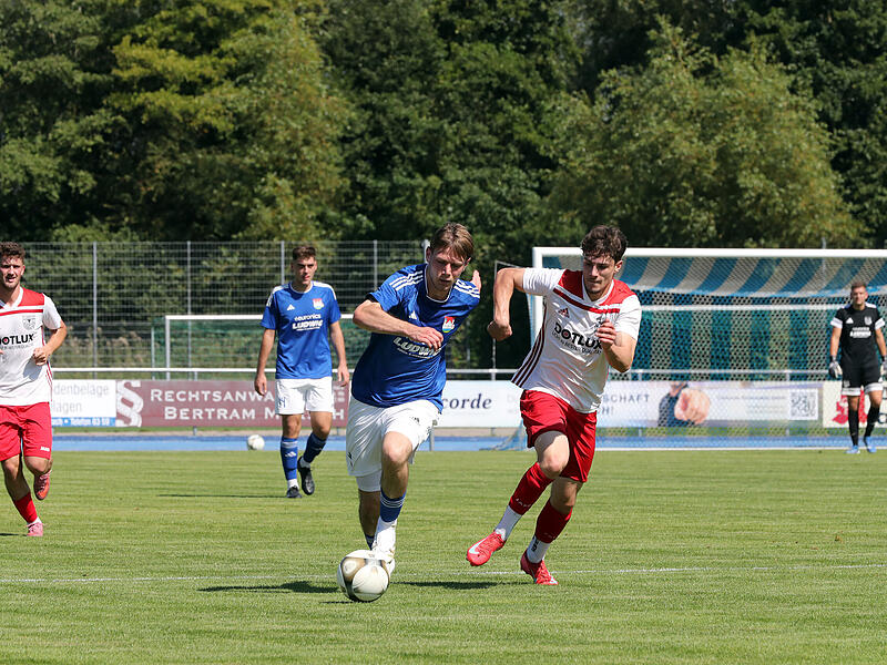 Burgebrachs Robin Bätz (links) glich die Weisendorfer Blitz-Führung nach elf Minuten aus.