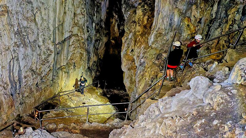 RosenmüllerhöhleHöhlenwanderung in der Fränkischen Schweiz Im Inneren der Rosenmüllerhöhle geht es 16 Meter hoch.