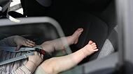 Baby bei Hitze im Auto