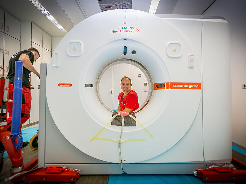 Noch muss sich Radiologie-Chefarzt Dr. Hannes Seuß etwas gedulden, bis er seinen nagelneuen Computertomografen in Betrieb nehmen kann. Doch die größten Hürden sind genommen.