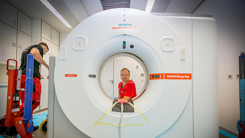 Noch muss sich Radiologie-Chefarzt Dr. Hannes Seu&szlig; etwas gedulden, bis er seinen nagelneuen Computertomografen in Betrieb nehmen kann. Doch die gr&ouml;&szlig;ten H&uuml;rden sind genommen.