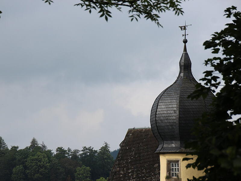 Zu welchem Gebäude könnte diese Turmspitze gehören?