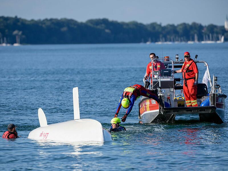 Wasserretter der Deutschen Lebens-Rettungs-Gesellschaft (DLRG)
