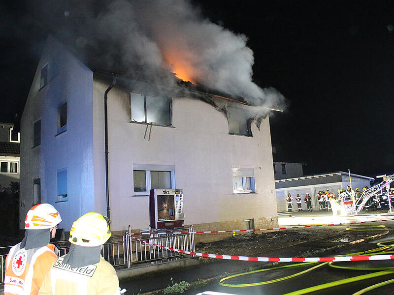 In der Nacht ist in Sonnefeld ein Brand ausgebrochen.  Viele Rettungskr&auml;fte r&uuml;ckten aus, auch ein Heli.