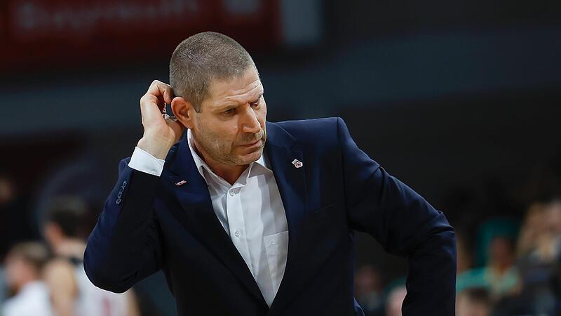 Ratlos wirkte Brose-Trainer Oren Amiel nach der Derbyniederlage in Bayreuth.