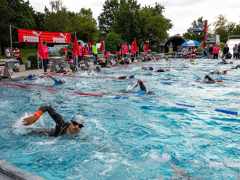 Triathlon Höchstadt: Wetter und Wasser passen Bei 21 Grad Wassertemperatur warteten im Schwimmbecken angenehme Bedingungen.