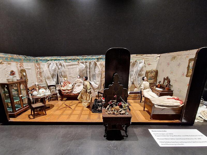 Die Puppenstube stammt aus der Zeit um 1850.
