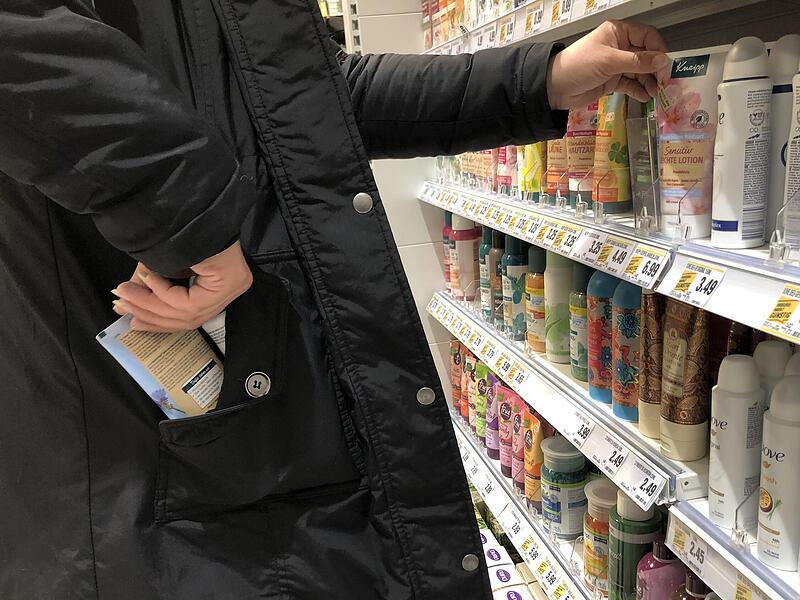 Die Polizei hat am Freitagabend eine Gruppe bei einem Bandendiebstahl im Supermarkt erwischt. Die Täter hatten es dabei auf eine ganz spezielle Beute abgesehen. (Symbolbild) Die Polizei hat am Freitagabend eine Gruppe bei einem Bandendiebstahl im Supermarkt erwischt. Die Täter hatten es dabei auf eine ganz spezielle Beute abgesehen. (Symbolbild)