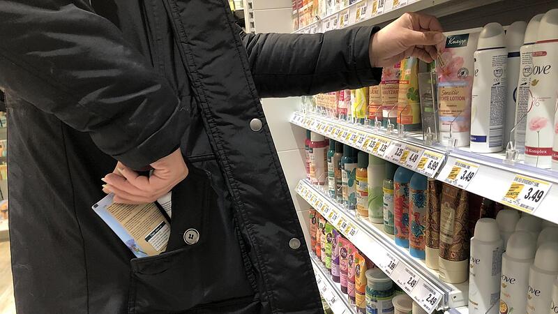 Die Polizei hat am Freitagabend eine Gruppe bei einem Bandendiebstahl im Supermarkt erwischt. Die T&auml;ter hatten es dabei auf eine ganz spezielle Beute abgesehen.  (Symbolbild)