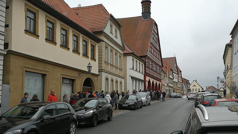 Schon vor drei Wochen verzeichnete Ebern einen massiven Ansturm auf das Impfen. Der Landkreis habe zu langsam reagiert. Diese Kritik von Knetzgaus B&uuml;rgermeister Stefan Paulus erneuerte auch der Eberner B&uuml;rgermeister J&uuml;rgen Hennemann.