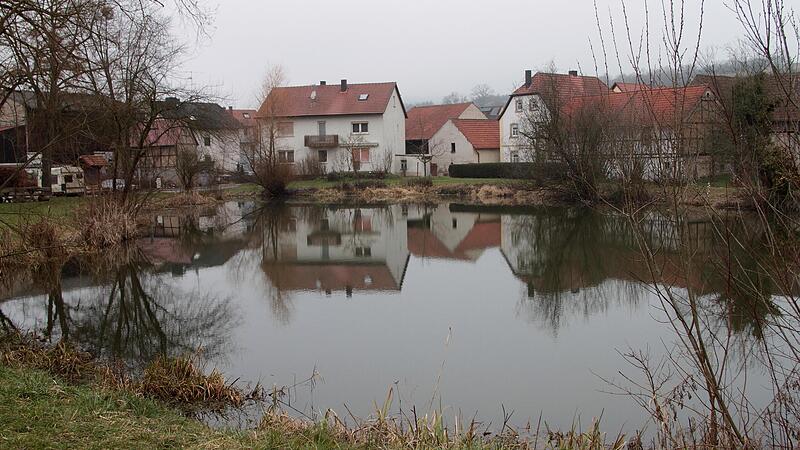 Ein Blick auf den Dorfsee, der bei Hochwasser oder durch Biberbauten zu einem Problem werden könnte.