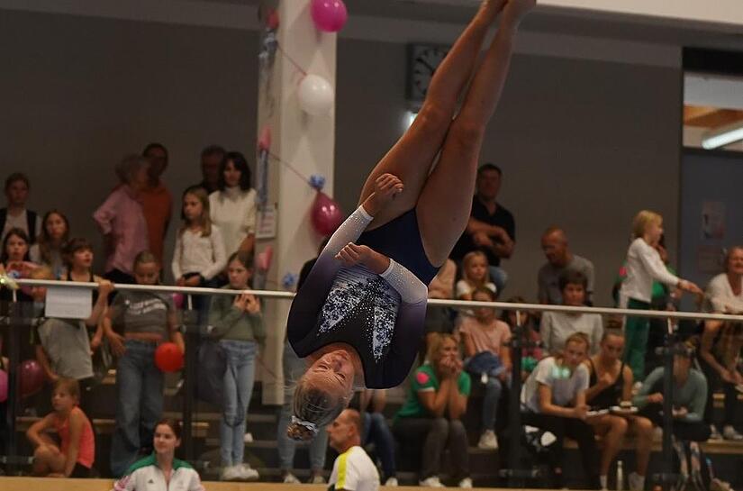 Emilie Endlich zeigt beim Bodenturnen eine Schraube.
